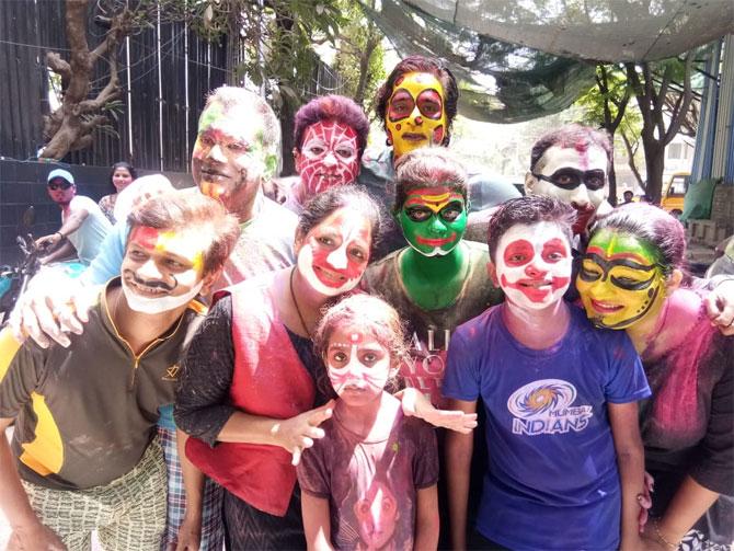 To get into the festival mood, residents of Mahim painted their faces with quirky designs and celebrated the festival with fun games! Other than smearing gulaal on each other, revellers also threw water balloons and played pranks on each other while playing with water.