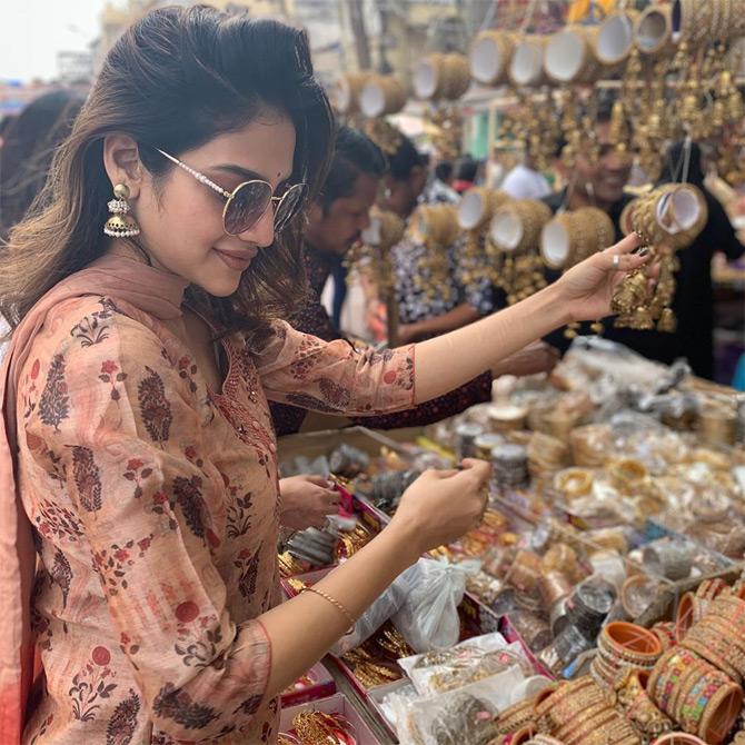 For her shopping spree, Nusrat Jahan opted for a biege colour salwar kameez with floral prints. The new age political leader complemented her outfit with subtle makeup and minimal accessories. 