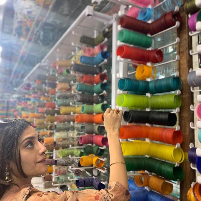For the shopping spree, Nusrat was accompanied by none other than her husband Nikhil Jain. While replying to Nikhil Jain's caption, Nusrat Jahan said: Thank u for being patient!