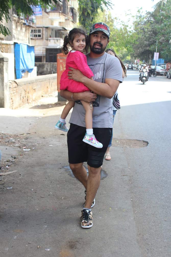 Rannvijay sported a casual outfit - black shorts with a basic grey tee, and Kainaat looked as cute as a button in a pink frock and white baby shoes.