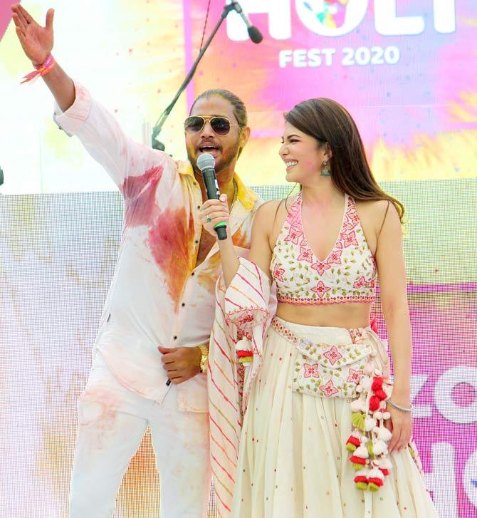 The duo did set the stage on fire! From performing together on Holi songs to making the people burst out laughing with their antiques, Jacqueline Fernandez and Melvin Louis left no stone unturned to entertain the audience.