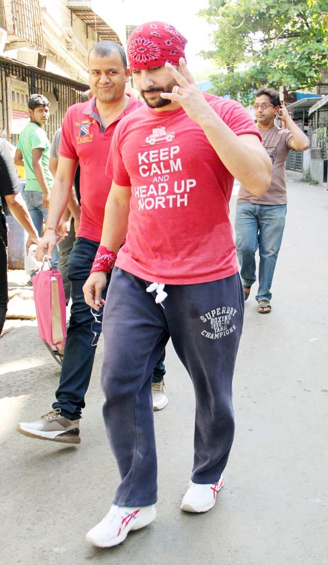 Saif Ali Khan posed for the shutterbugs when clicked at the dance class in Bandra, Mumbai. On the work front, the actor will be next seen on the web show Tandav. Apart from this, he is also a part of Dil Bechara and Bunty Aur Babli 2.