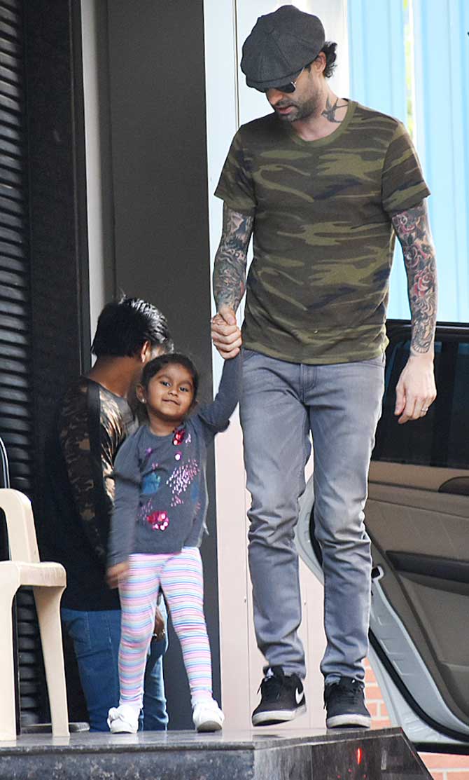 Daniel Weber was spotted with daughter Nisha Kaur in Juhu. The father-daughter duo is often spotted hanging out together in causal outings. All pictures courtesy: Yogen Shah