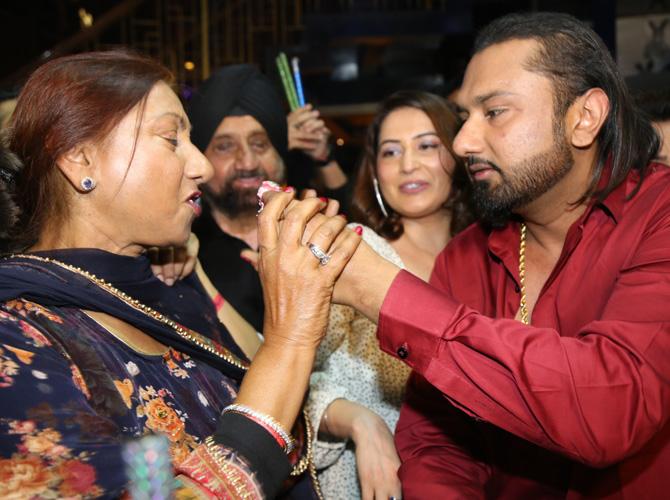 Honey Singh feeds his birthday cake to his mommy dearest! In many of his interviews, Honey Singh had mentioned that he learnt music from his mother and hard work from his father Sardaar Sarabjit Singh. (pictured in the background).