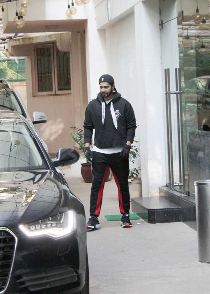 And here comes Varun Dhawan, who is also taking enough precautions to prevent himself from the virus. He may not have been wearing a mask but was spotted wearing a pair of gloves and looked really dapper.