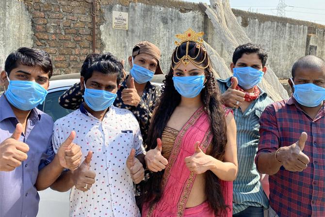 Akanksha Puri: Akanksha Puri shared a picture of herself with the crew from her mythological show Vighnaharta Ganesha. In the picture, the entire cast and crew have their faces covered with masks. Along with the picture, she wrote, 