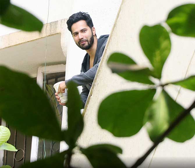 Varun Dhawan was clicked having a tea break in-between dubbing for his upcoming film Coolie No. 1 at a popular recording studio in Juhu, Mumbai. Varun looked relaxed dressed in a grey hoodie and tracks. All pictures/Yogen Shah