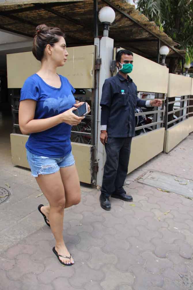 Kim Sharma was clicked strolling the streets of Bandra amid partial lockdown in the city. The actress was seen wearing a basic blue tee, paired with denim shorts. All pictures/Yogen Shah