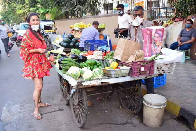 Rashami Desai was clicked buying some vegetables before Janata curfew hits the city. The actress was seen shopping on the streets on Lokhandwala, Mumbai. All pictures/Pallav Paliwal