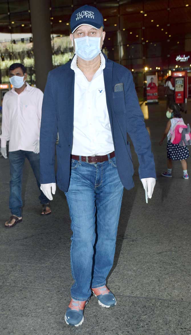 Anupam Kher too returned from New York and the actor is currently into self-quarantine ever since he is back. Anupam Kher returned with a mask and gloves to avoid any contact with the virus.