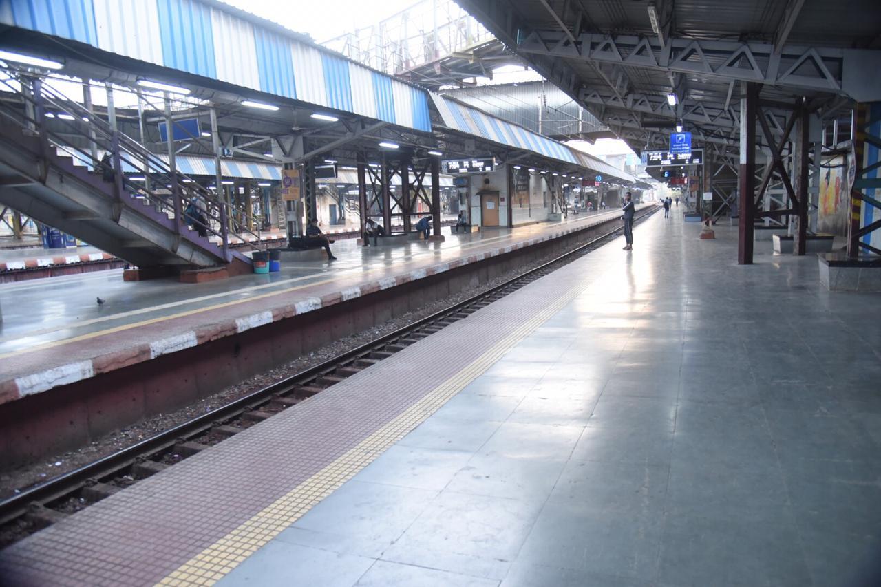 The Central Railway has cancelled 60 long distance trains across Mumbai division, while the Western Railway has cancelled 40 mail express and 26 passenger trains from Mumbai. It has also cancelled 477 suburban locals on Sunday. The Mumbai Metro and Mumbai Monorail will remain suspended for the day, while BEST buses will run according to their holiday schedule, officials said.
In photo: Thane railway station saw no passengers on Sunday.