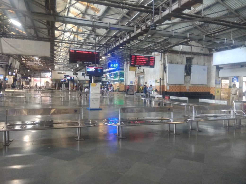 Late on Saturday evening, the Divisional Commissioner of Konkan Region declared that the police and State government staff will be present at all stations to ensure that people do not travel unnecessarily and only those engaged in essential services will allowed on local trains.
In photo: CSMT station was empty during the Janata curfew on Sunday.  