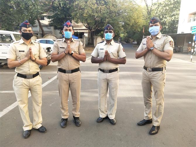 After lakhs of people across Maharashtra took part in Janata Curfew, the Nagpur Police shared a heartwarming picture which won many hearts. In the picture, police personnel donning face mask can be seen thanking the citizens of Maharashtra with a namaste for all their love, support and gratitude.