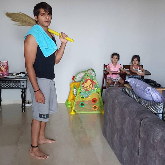 Karanvir Bohra: Amid coronavirus lockdown, actor Karanvir Bohra requested men to help their wives in cleaning up the house and doing other household works. 