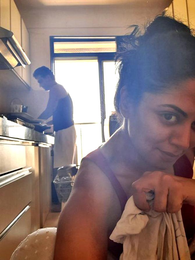 Kavita Kaushik: As can be clearly seen in the picture, Kavita opted for floor mopping, while her husband Ronit Biswas is washing dishes. 