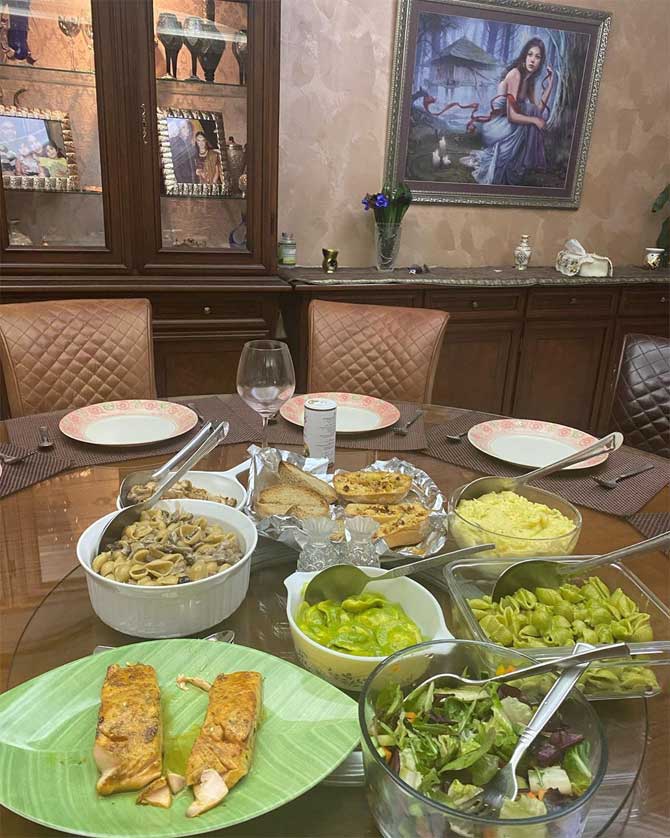 This huge table spread caught our eye and how! This is just everything we all wish to eat right away, but by ordering online, instead of spending hours of cooking. Mouni shared this picture and wrote, 