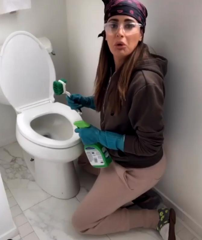 Oh, wait! This too happened. Nargis Fakhri may have not managed to entertain the cine-goers with her acting prowess in Bollywood films, but her Instagram account clearly looks super-entertaining.