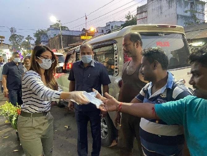 Be it vegetable vendors, flower vendors or other service providers, Nusrat made sure to hand over masks to everybody.