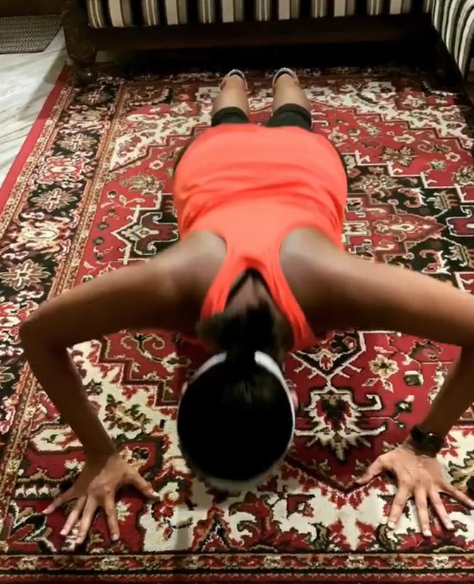 Model Archana Akil Kumar shared a workout video with her fans where she was seen taking part in the push-up challenge. In the video, Archana can be seen doing 10 push ups as she said that the challenge is definitely motivating her to stay fit during the days of quarantine. Archana also said that the push up challenge boosts strength and immunity by working out.