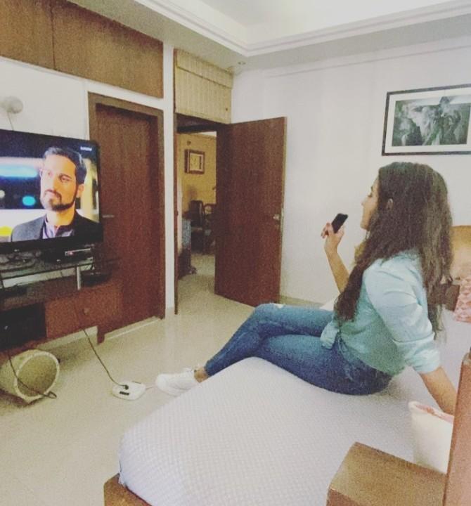 Jasmin Bhasin: The actress is spending her time by watching television at her house. Apart from this, Jasmin also shared a video on her Instagram handle in which she was helping us understand the importance of lockdown to prevent the coronavirus spread.