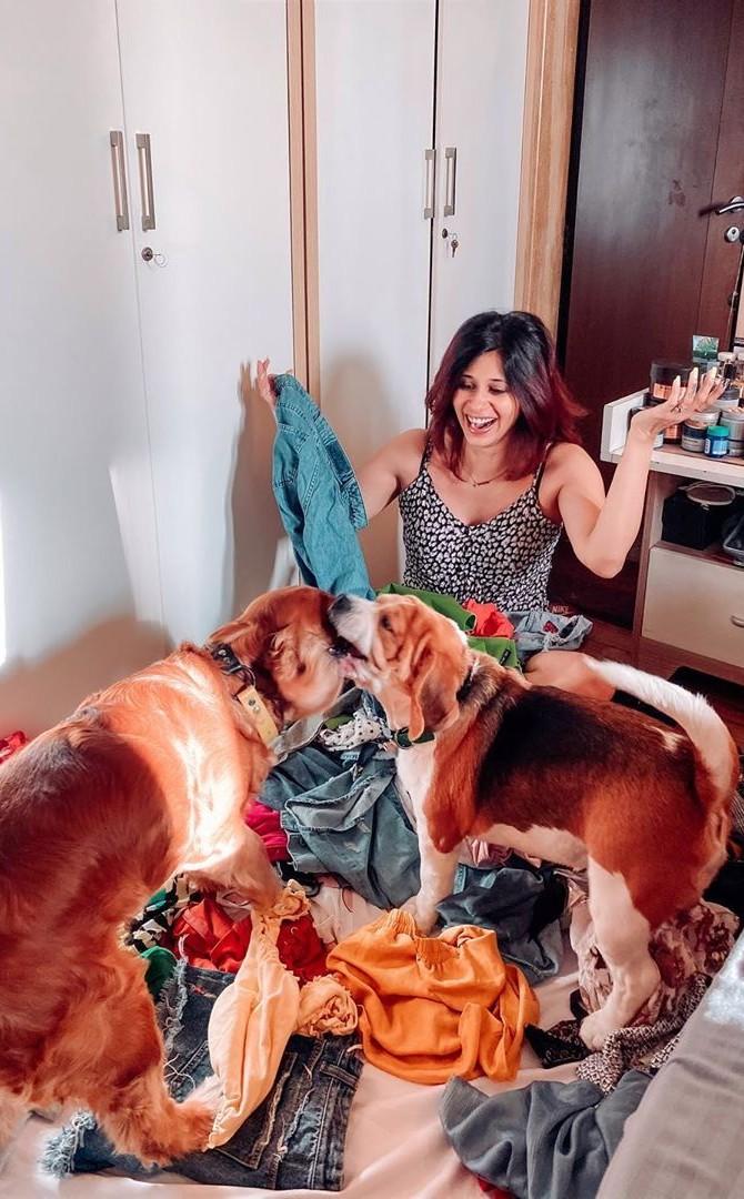 Kishwer Merchant: Kishwer Merchant, who is known for her roles in Ek Hasina Thi and Itna Karo Na Mujhe Pyaar, could be seen cleaning her wardrobe during her quarantine time. However, she was interrupted on a regular basis by her 