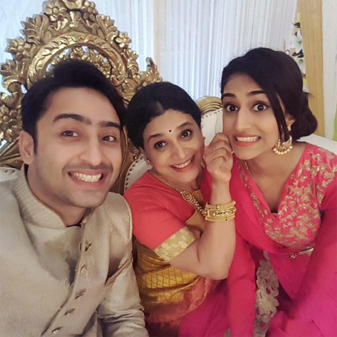 Shaheer Sheikh and Erica Fernandes were seen as the lead pair, while Supriya Pilgaonkar played Dev's (Shaheer) mother in Kuch Rang Pyar Ke Aise Bhi. The show marked Erica's TV debut.