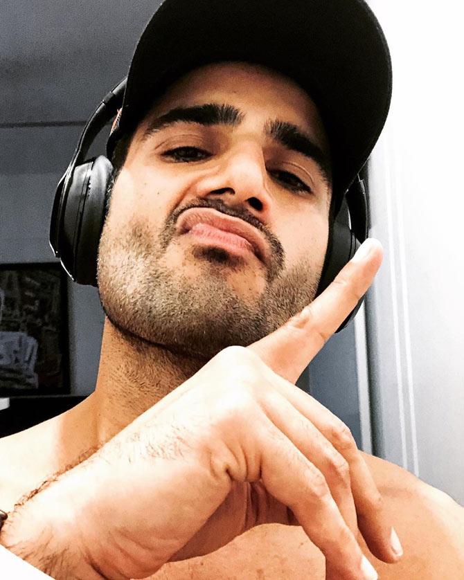 Karan also appeared in the television show Rang Badalti Odhani and then played the lead role in Star Plus' popular show Ek Hazaaron Mein Meri Behna Hai as Viren Singh Vadhera.