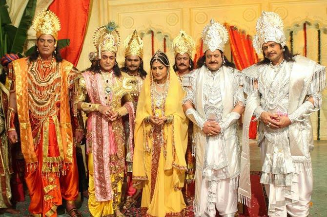 Mahabharat: After Ramayan, Doordarshan also surprised its audience with the re-telecast of another popular teleserial, Mahabharat. Like Ramayan, Mahabharat also brought epic joy to viewers. The bow and arrow fight sequences remain legendary even today. Mukesh Khanna, Pankaj Dheer, Gajendra Chouhan, Roopa Ganguly, Puneet Issar, Nitish Bhardwaj and others gained popularity due to the show.