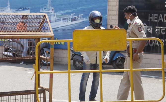 A tempo carrying 17 migrant labourers from Uttar Pradesh was intercepted by Mumbai police in Andheri.