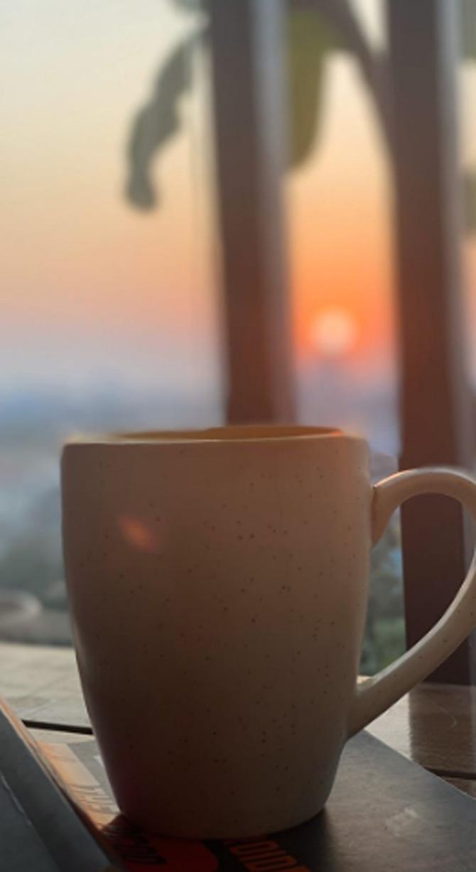 While enjoying a cup of coffee at home and watching the sunset, Mimi shared this picture as her Instagram story.