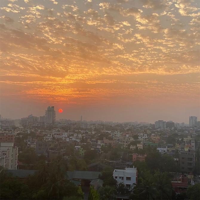 Mimi shared amazing pictures of clear skies and beautiful sunsets which she witnessed from home in Kolkata amid the lockdown. 