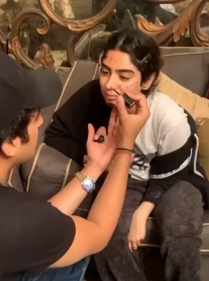 Khushi Kapoor: Sridevi and Boney Kapoor's younger daughter Khushi Kapoor is sharpening her makeup skills during the quarantine. The star kid, who is currently studying in the US, returned home due to the coronavirus outbreak. One of her fan clubs uploaded a video in which Khushi can be seen experimenting with quirky looks.