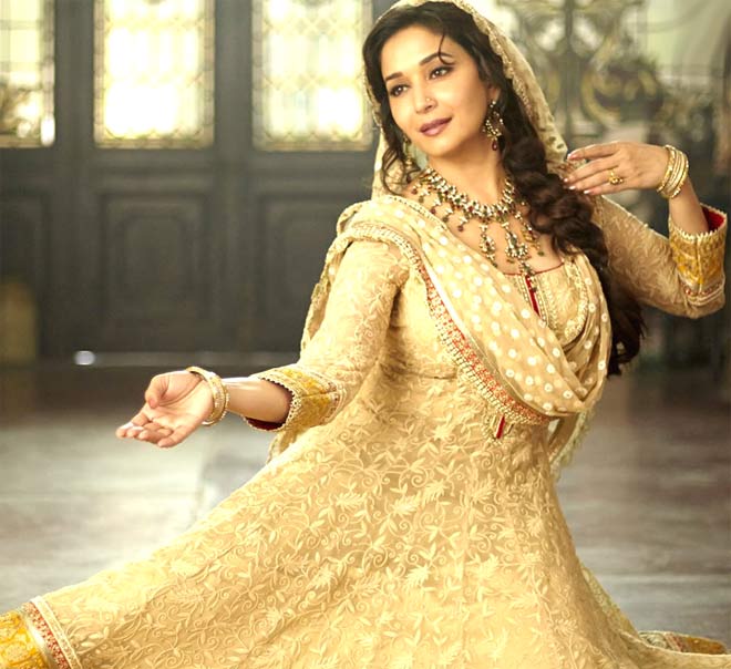 Dedh Ishqiya: Madhuri Dixit Nene who plays Begum Para in this film performed another 'mujra' number in the film. After mesmerising audiences with 'Maar Dala' in Devdas in 2002, Madhuri cast her spell with a 'mujra' number in director Abhishek Chaubey's film in 'Apke Karar Mein' composed by filmmaker Vishal Bhardwaj, also the producer of the film.