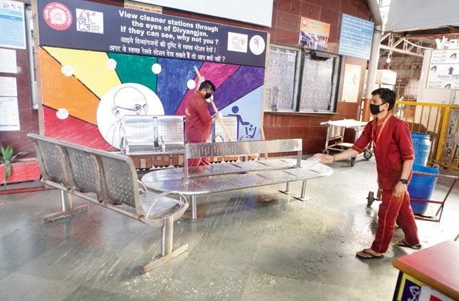The waiting area where the quarantined, who had travelled to Mumbai from Dubai, had been kept at CST. The cops had asked the area to be cleaned soon, but the cleaning staff only arrived after quite a while. Pic/Ashish Raje
