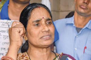 Delhi court defers hanging of four death row convicts