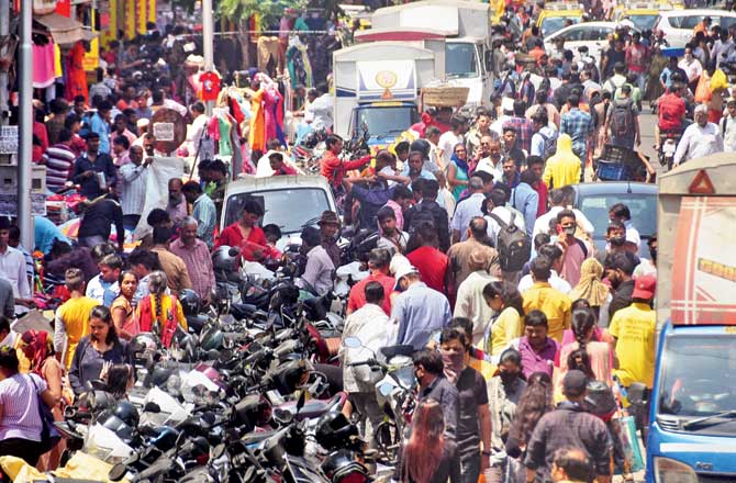 People wearing masks flocked Dadar market on Sunday. Pic/Bipin Kokate
