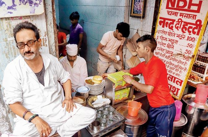 Nand Di Hatti in Sadar Bazaar of old Delhi sells a chole that