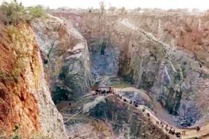 Bodies of 2 labourers pulled out from stone quarry, 3 feared trappeed