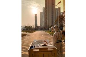 Coronavirus patient watching sunset with doctor will melt your heart!