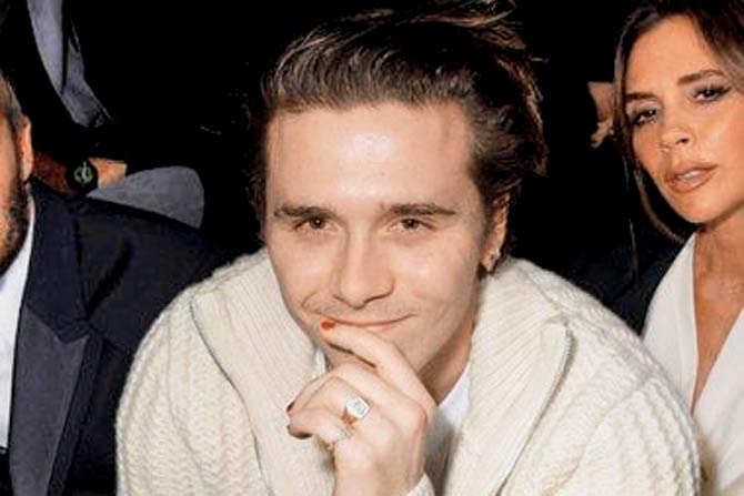 Brooklyn Beckham shows off his newly-painted red nails on coffee run |  Daily Mail Online