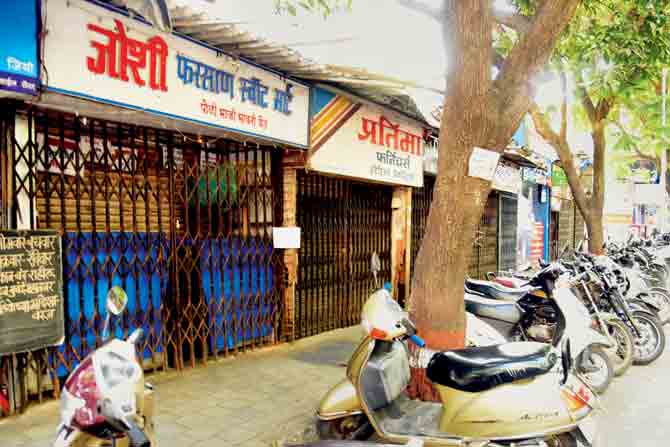 Shopkeepers in Mulund volunteered to remain closed but were worried about losses. PIC/SAMEER MARKANDE;