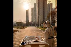 Coronavirus patient watches sunset with doctor, wins hearts online
