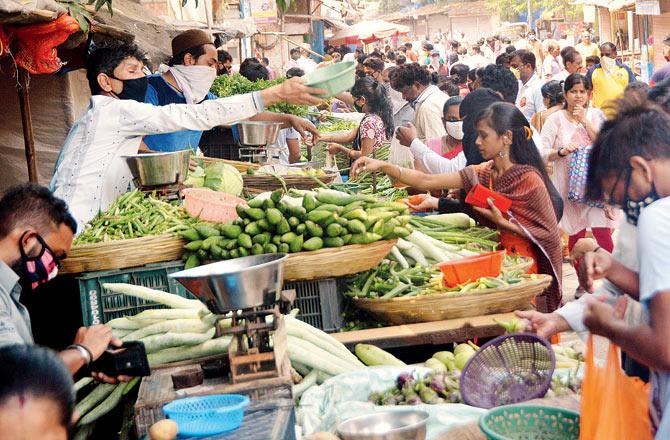 A crowded vegetable market at Krantinagar on Wednesday morning. Pic/Sayyed Sameer Abedi