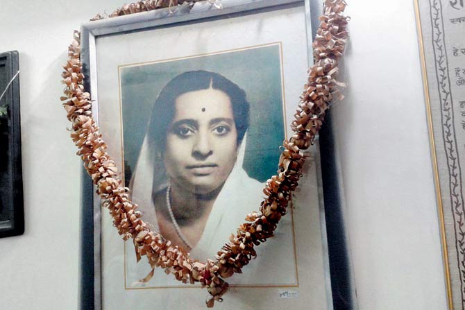 A framed photograph of Kesarbai Kerkar in her disciple Dhondutai Kulkarni’s house