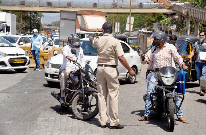 Cops check vehicles during nakabandi on the Eastern Express Highway on Monday. Pic/Sameer Markande