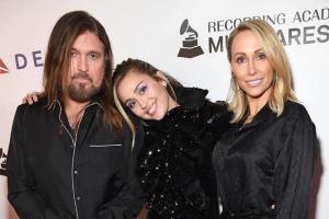 Miley Cyrus reveals father's struggles with his new iPhone