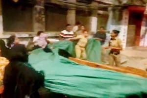 Mumbai Bagh stir: Cops 'manhandle' protesters