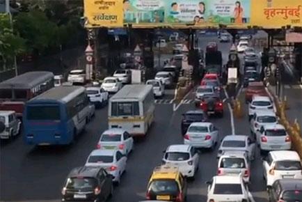 Despite lockdown, traffic jam at Mumbai toll naka!