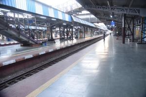 Mumbai locals shut from tonight; Railways halts trains till March 31