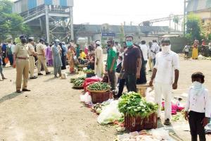 Mumbra station premises turn into vegetable market